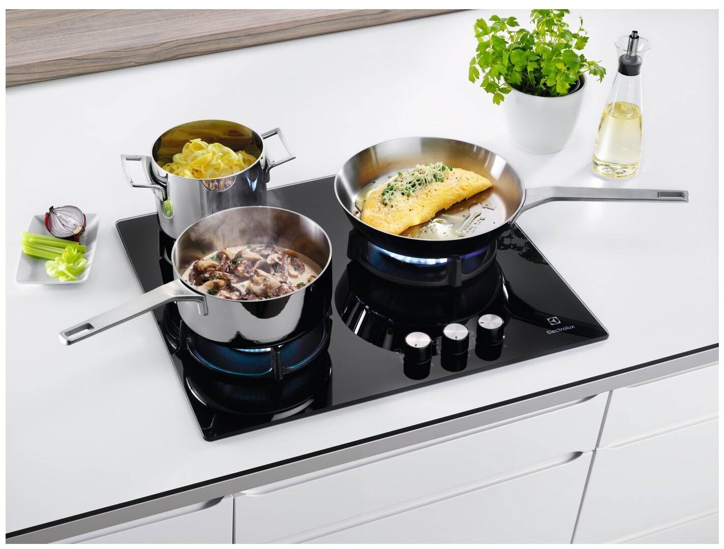 Plaque gaz ELECTROLUX Série 600, 3 bruleurs, 7300W, 60cm, Noir - EGT6633NOK
