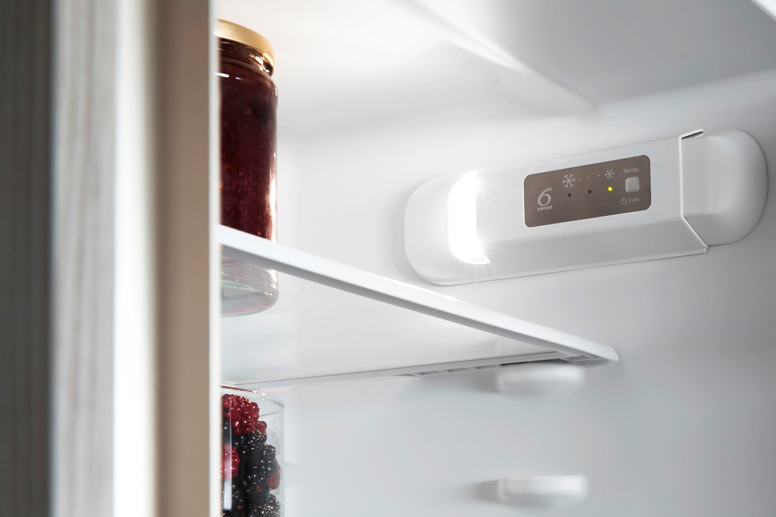 WHIRLPOOL Réfrigérateur congélateur encastrable 6ème sens Froid Brassé 35dB 305L - ART96101