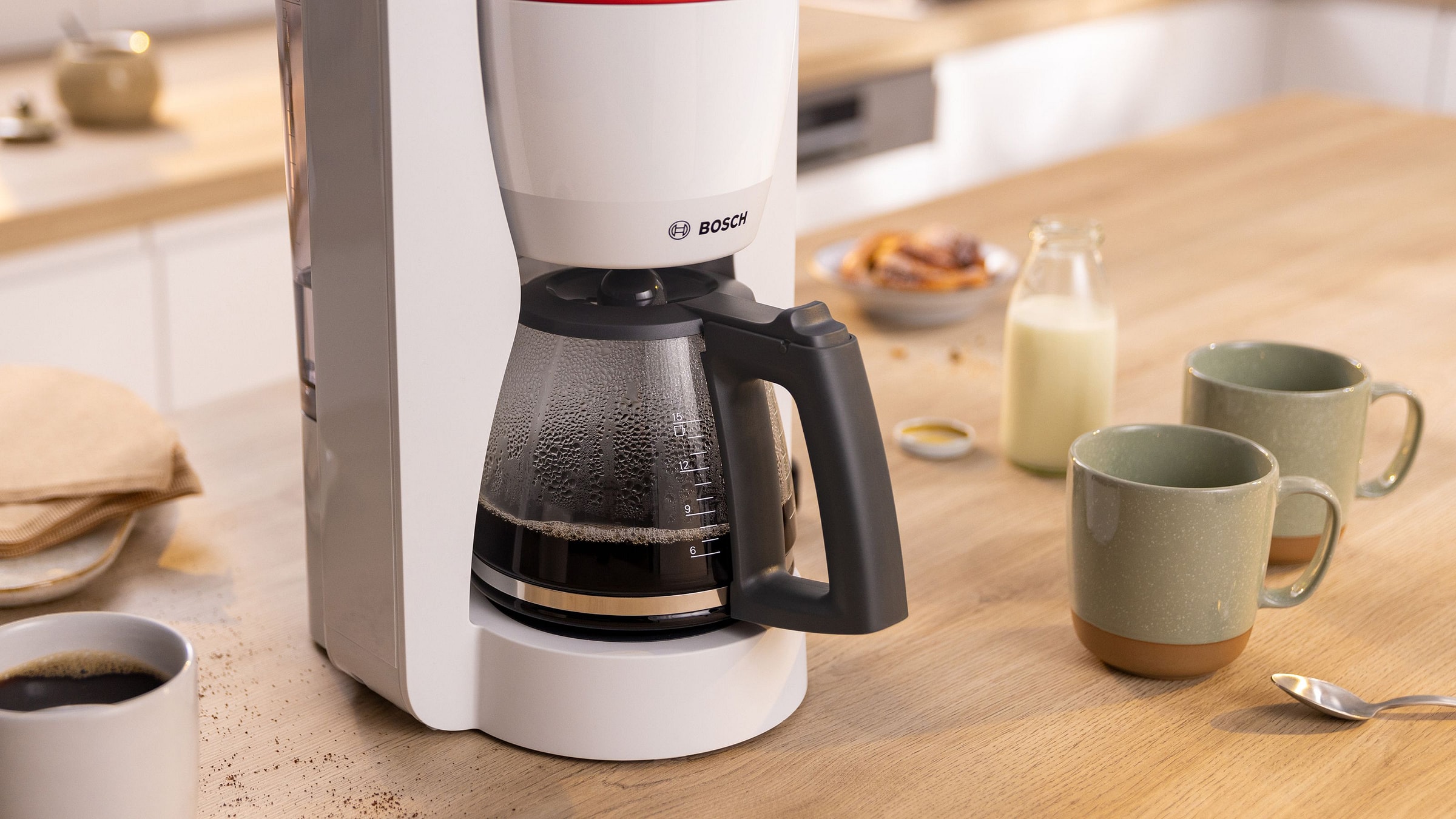 Cafetière BOSCH Réservoir amovible 1.25L 15 tasses Blanc - TKA2M111