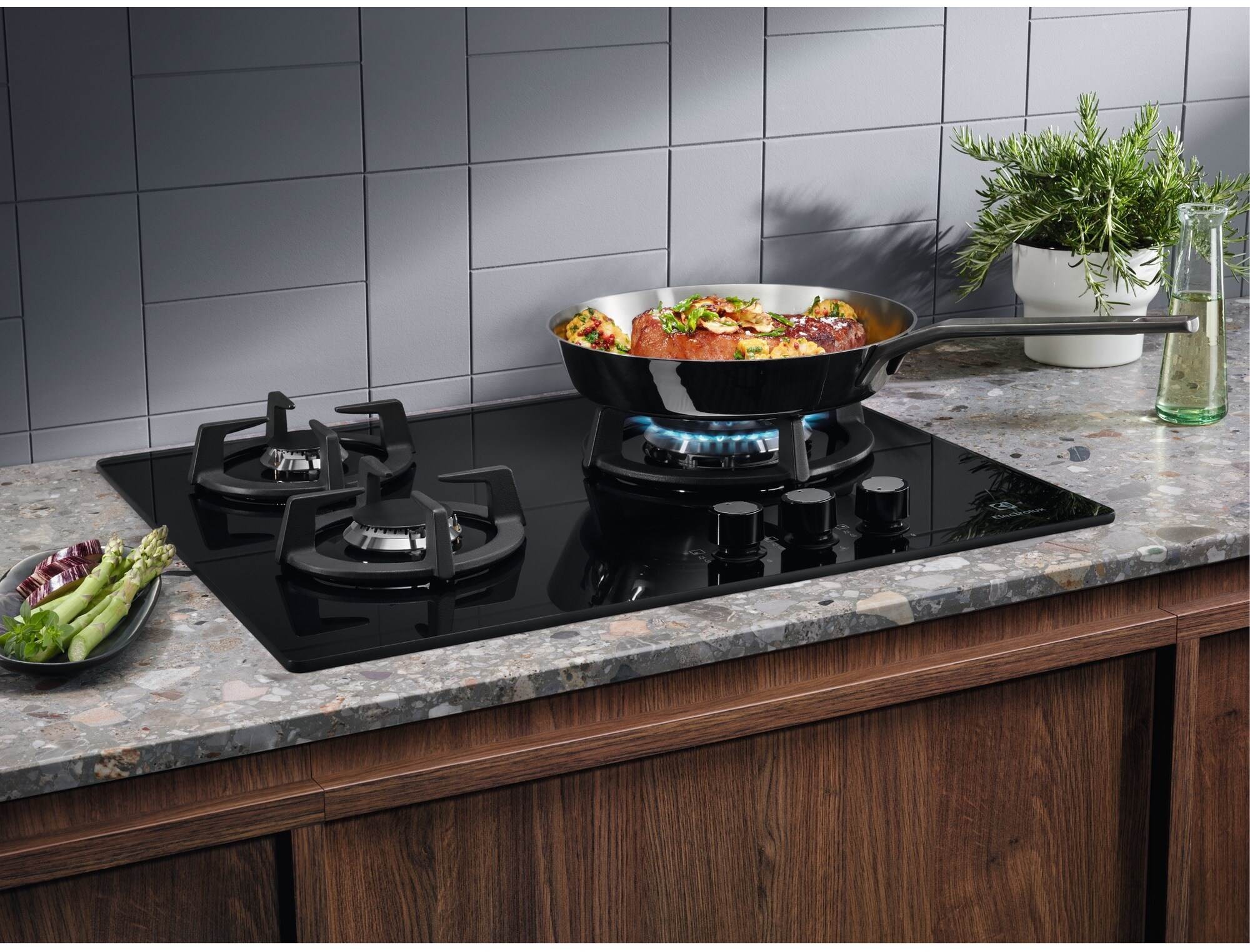 Plaque gaz ELECTROLUX Série 600, 3 bruleurs, 7300W, 60cm, Noir - EGT6633NOK