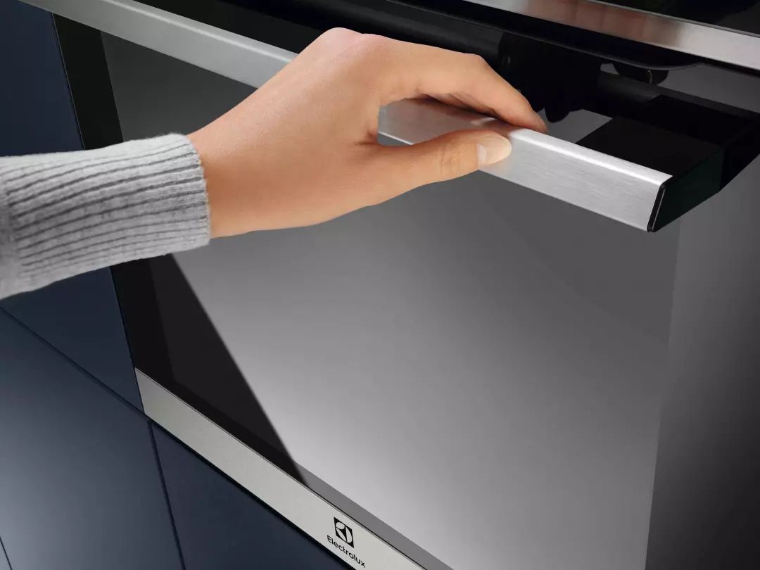 Four encastrable pyrolyse ELECTROLUX Chaleur tournante Sonde de cuisson 72 L Inox - EOE7P12X